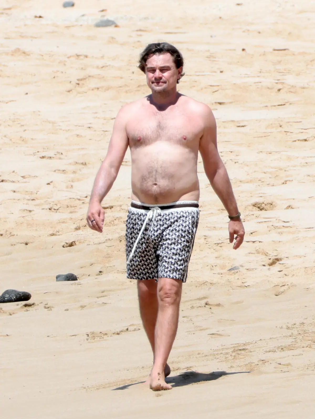 Leonardo Dicaprio’nun Plaj Tarzı Sosyal Medyada Tartışma Yarattıi