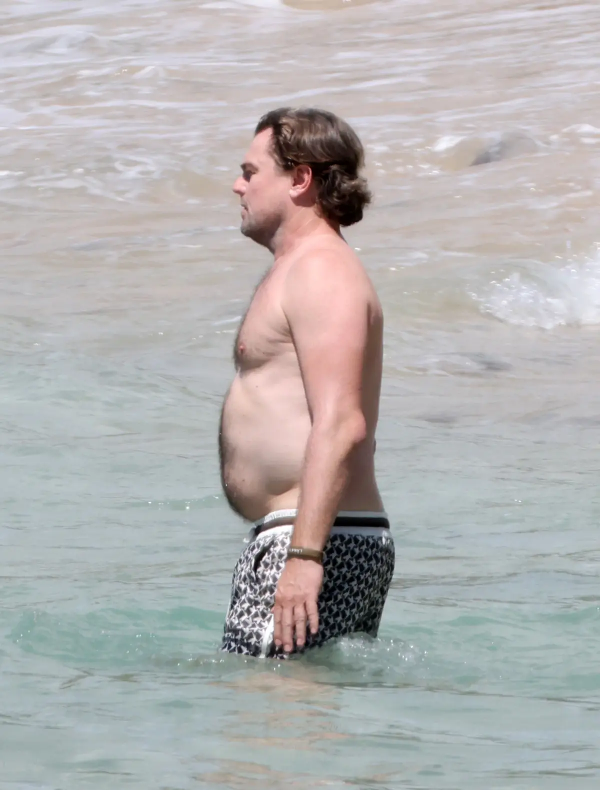 Leonardo Dicaprio’nun Plaj Tarzı Sosyal Medyada Tartışma Yarattıii