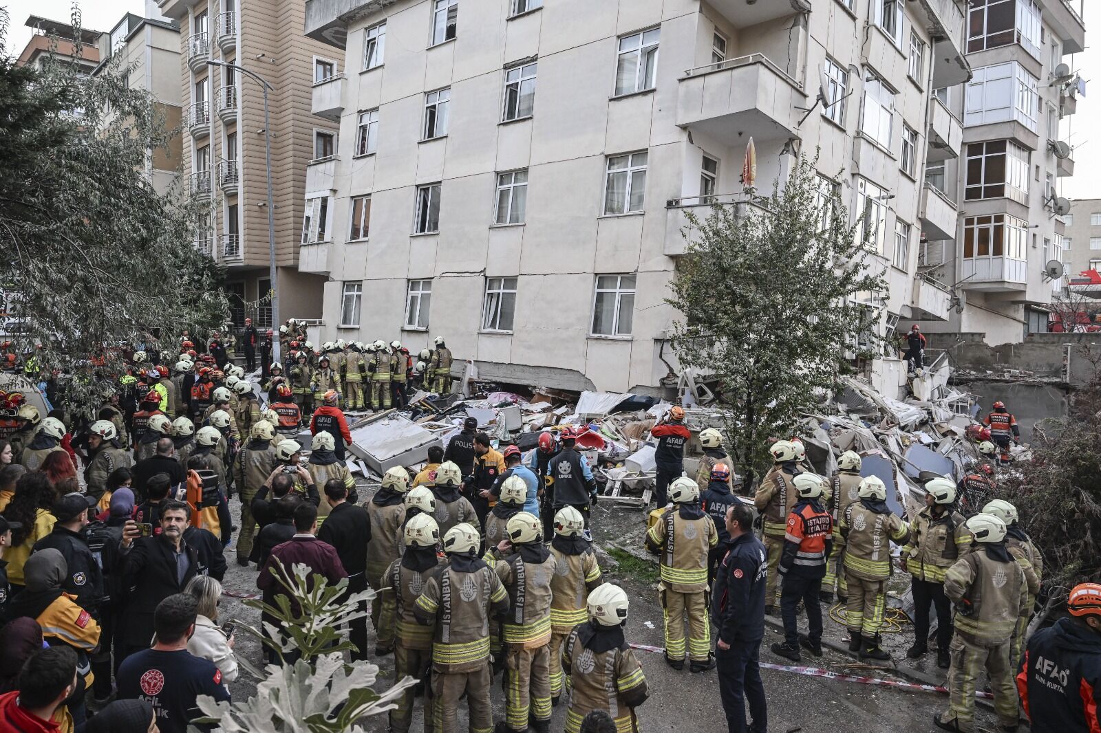 Maltepe Cevizli’de 6 Katlı Bina Çöktü, Arama Kurtarma Başladı (1)