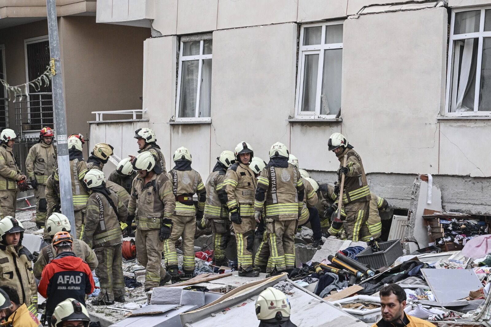 Maltepe Cevizli’de 6 Katlı Bina Çöktü, Arama Kurtarma Başladı (3)