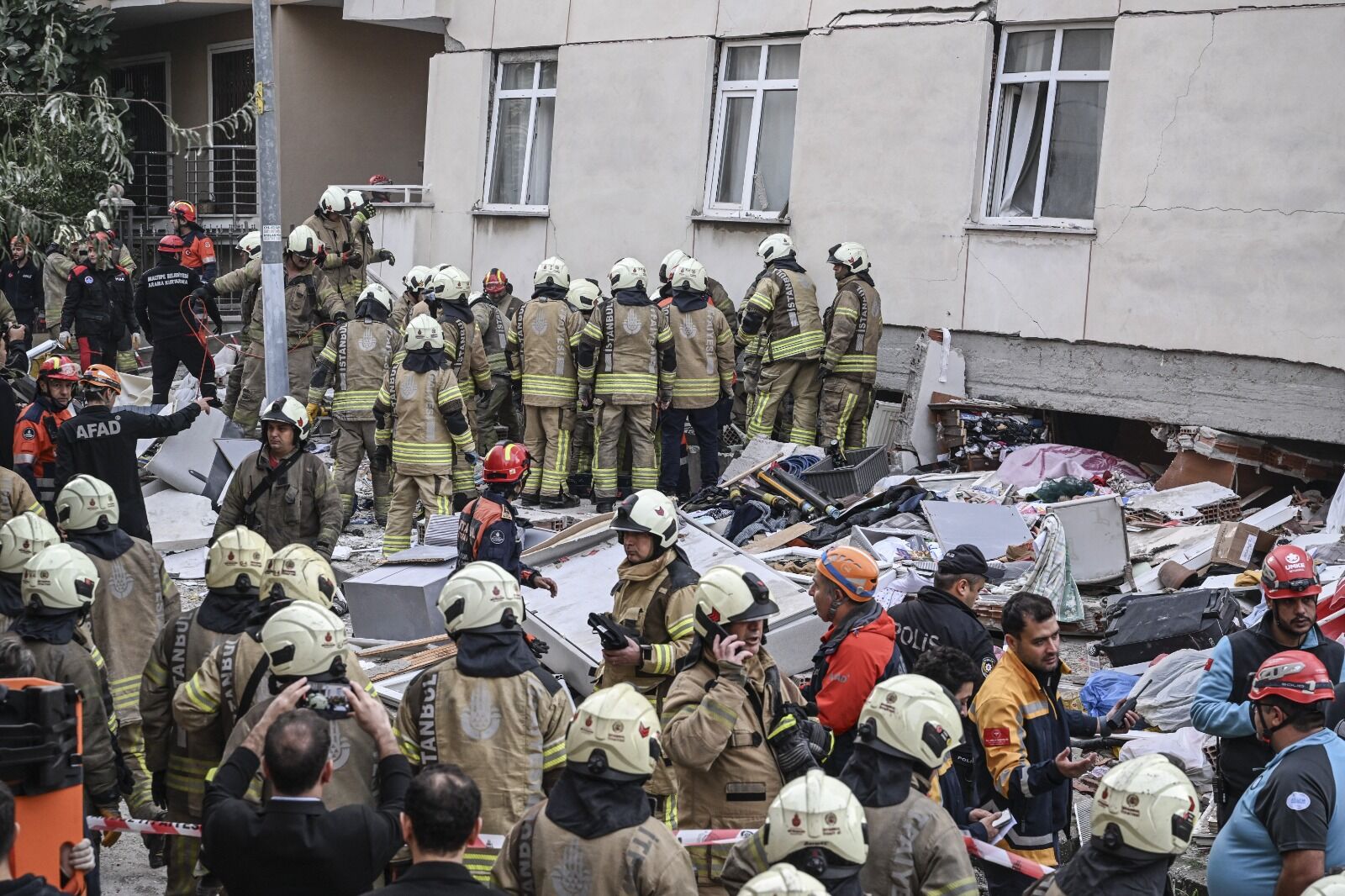 Maltepe Cevizli’de 6 Katlı Bina Çöktü, Arama Kurtarma Başladı (4)-1