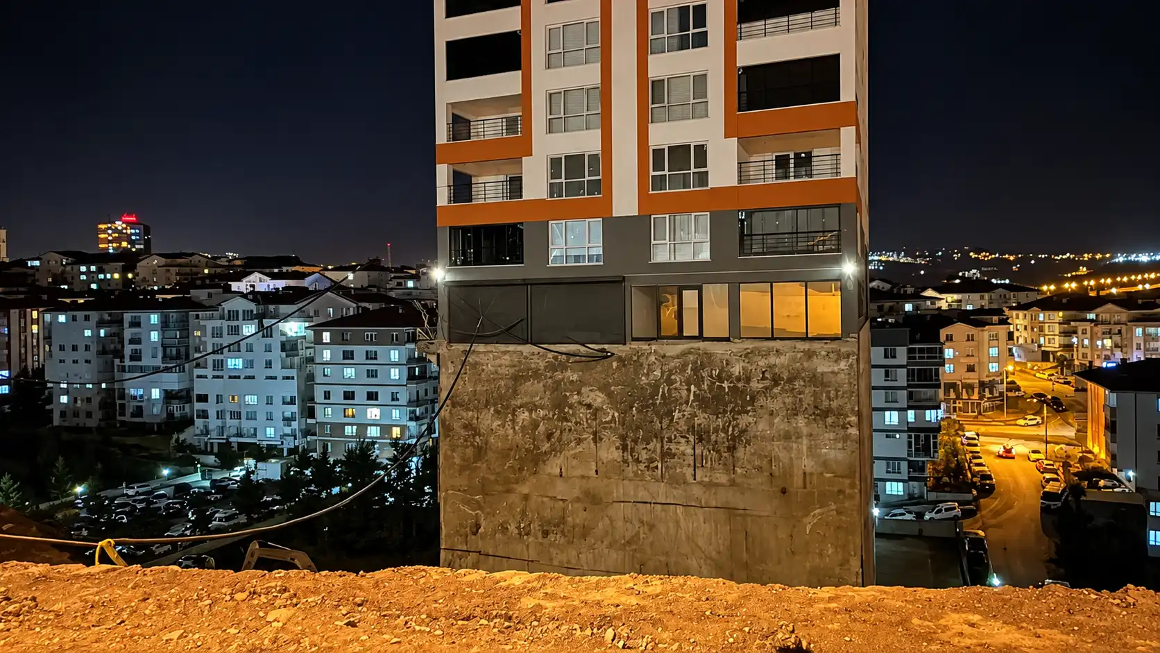 Mamak’ta 17 Katlı Bina Tahliye Edildi İstinat Duvarı Çöktü