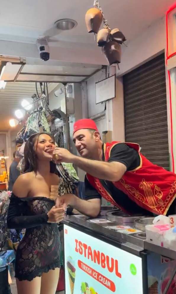 Maraş dondurmacısının turist kadına yaptığı hareketler tepki çekti