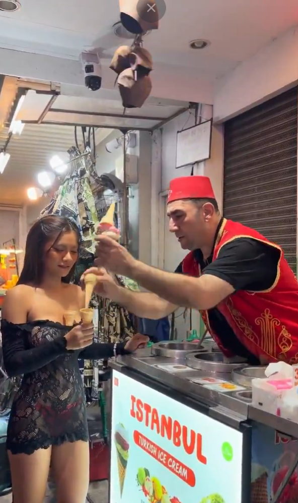 Maraş dondurmacısının turist kadına yaptığı hareketler tepki çekti