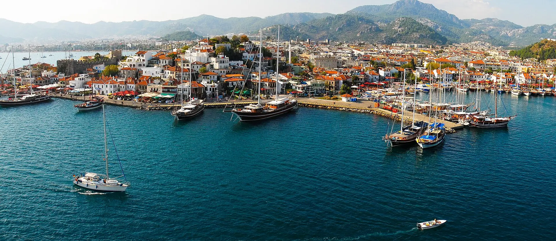 Marmaris'te Tekne Kayalıklara Çarptı 2 Kişi Ekiplerce Kurtarıldı 2