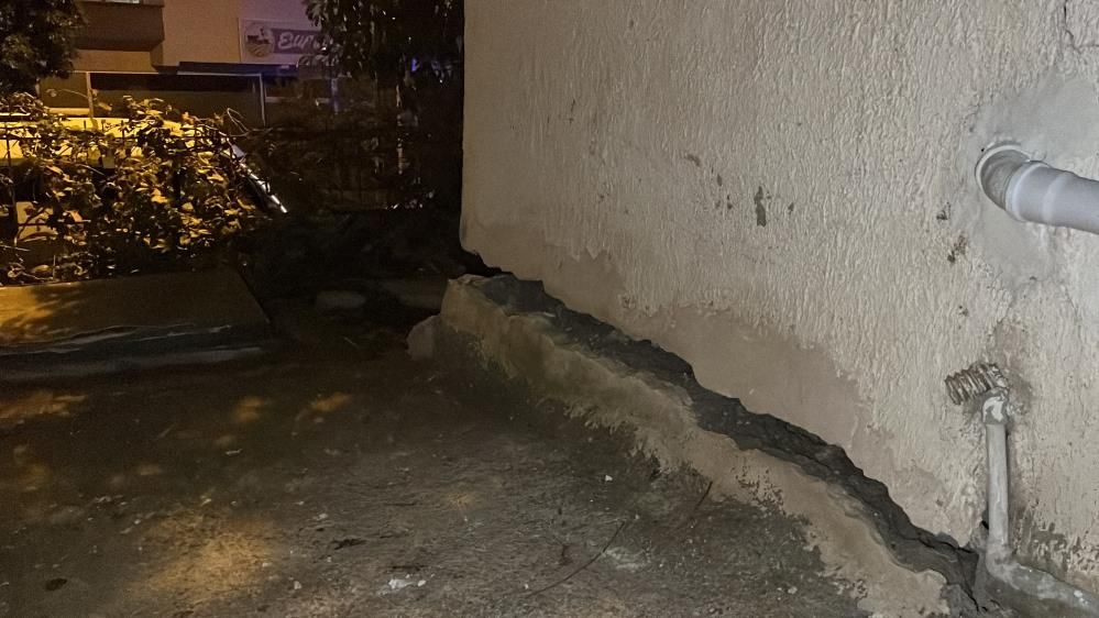 Mersin'de 3 Katlı Binanın Zemini Çöktü 40 Kişi Tahliye Edildi