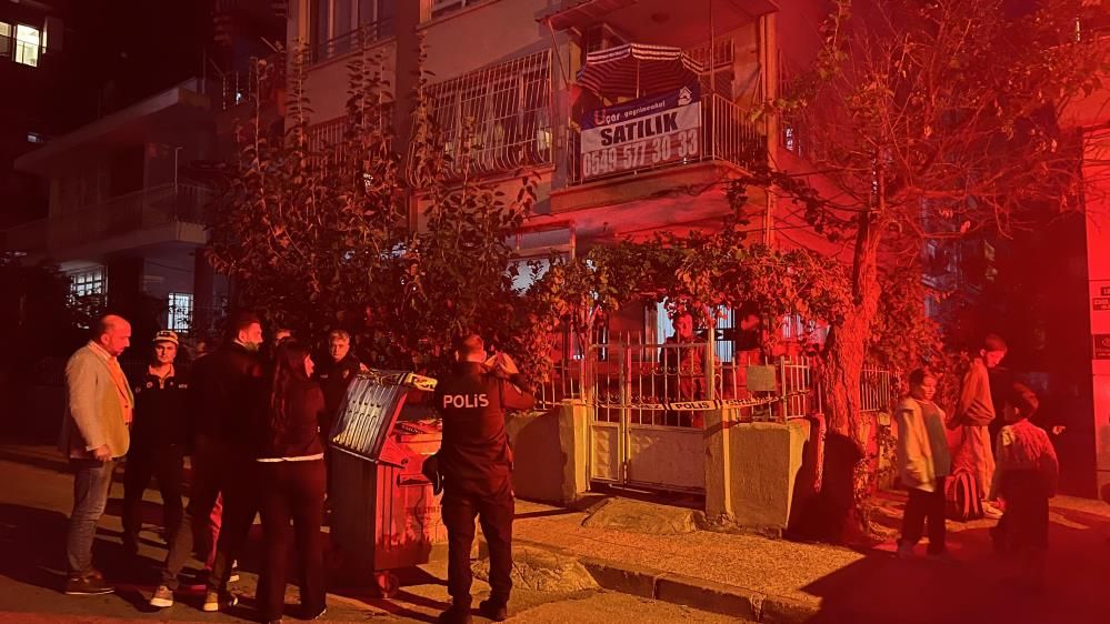 Mersin'de 3 Katlı Binanın Zemini Çöktü