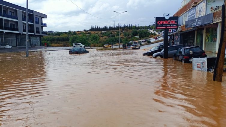 Mersin’de Sağanak Hayatı Olumsuz Etkiledi