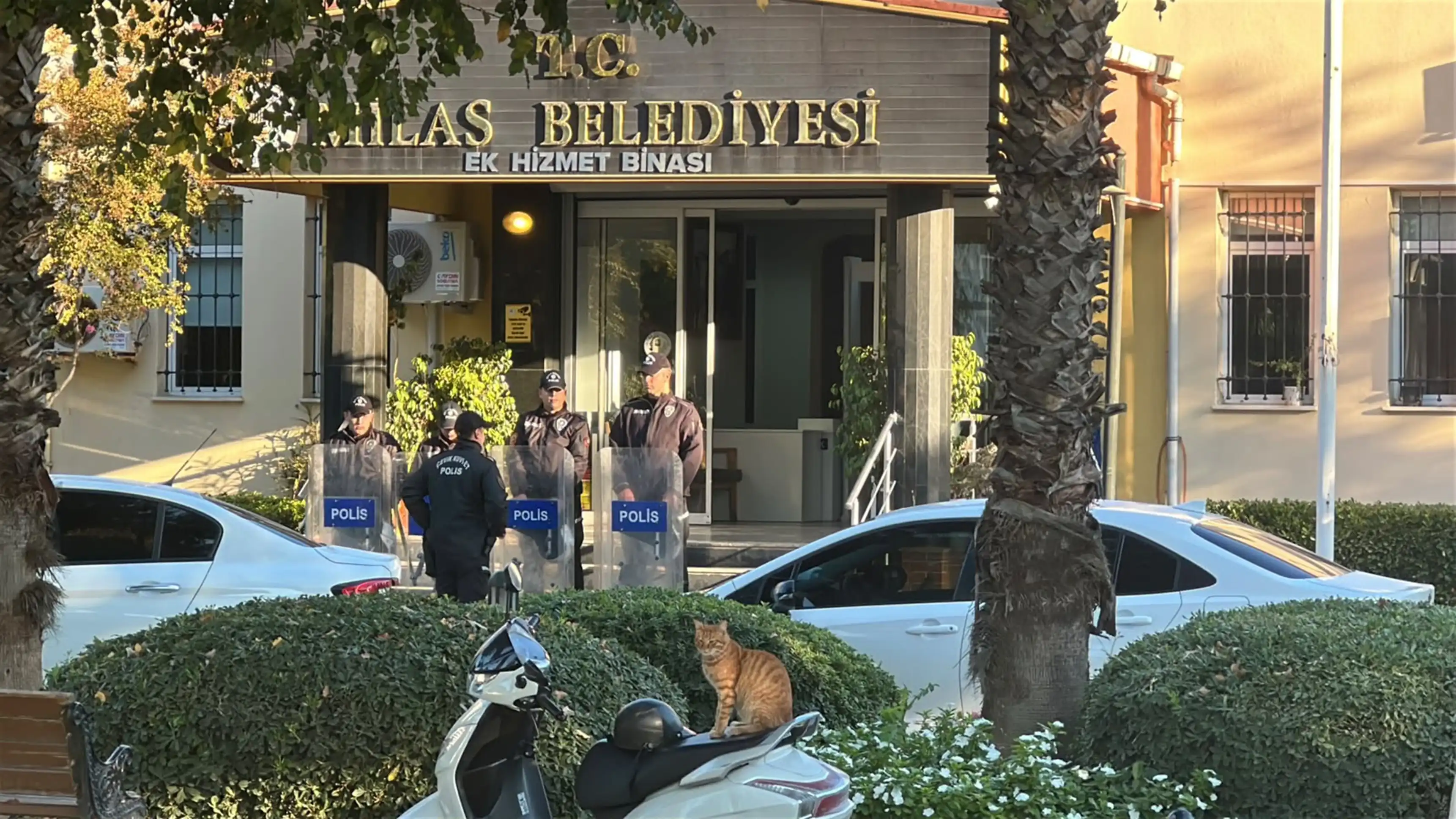 Milas Belediyesi’ne Sabaha Karşı Polis Baskını (1)
