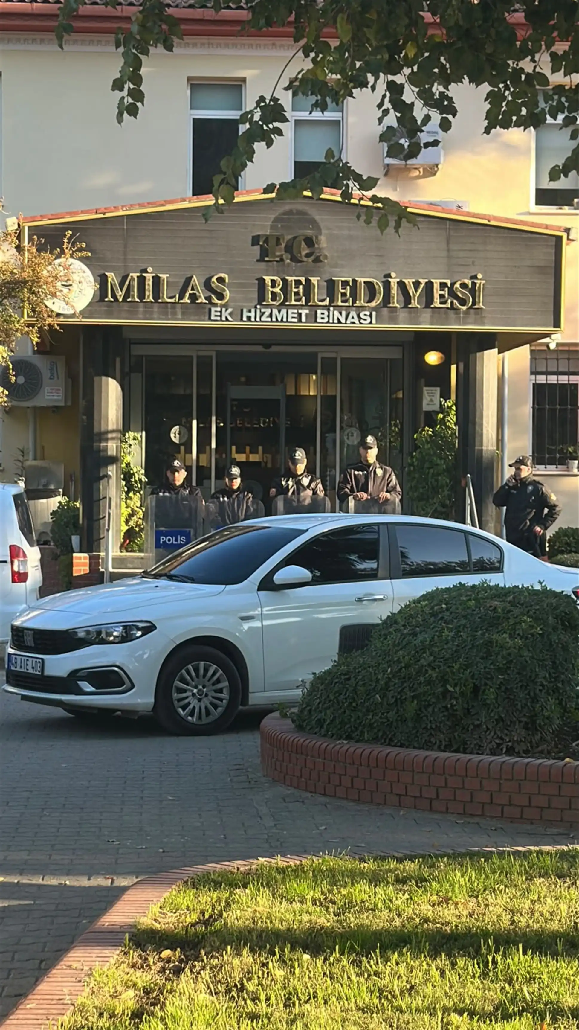 Milas Belediyesi’ne Sabaha Karşı Polis Baskını (2)