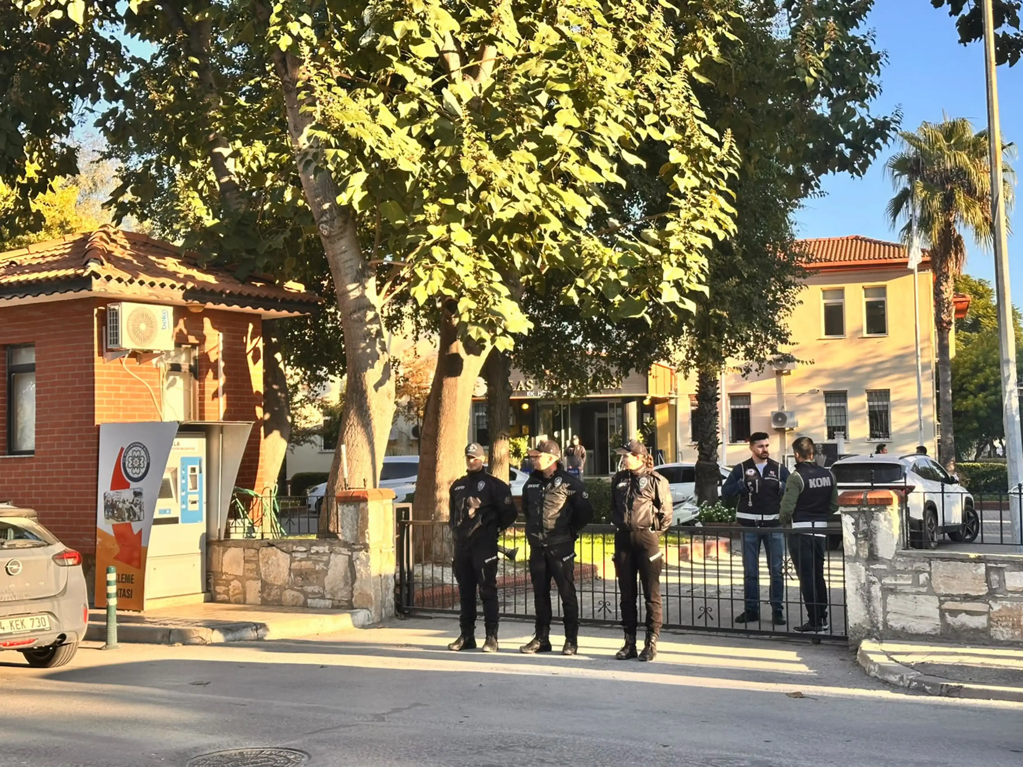 Milas Belediyesi’ne Sabaha Karşı Polis Baskını (3)