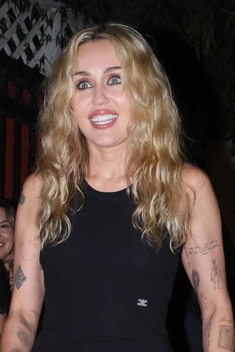 Miley Cyrus'ın Yeni Albümü Billboard'da 156 Basamak Birden Geriledii