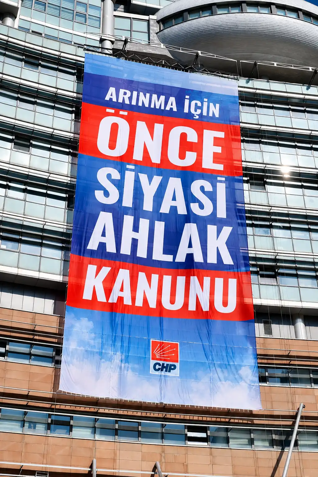 CHP Genel Merkezi’ndeki afişte “Arınma” mesajı-1