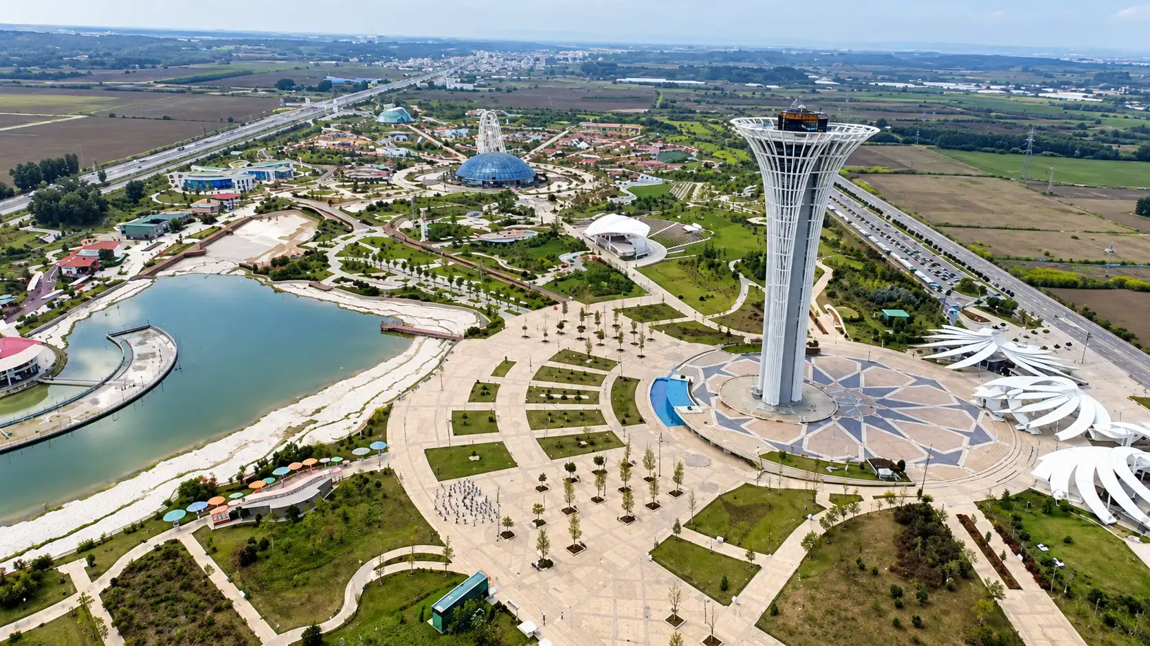 Modern Parkta Gözlem Kulesi Ve Göller