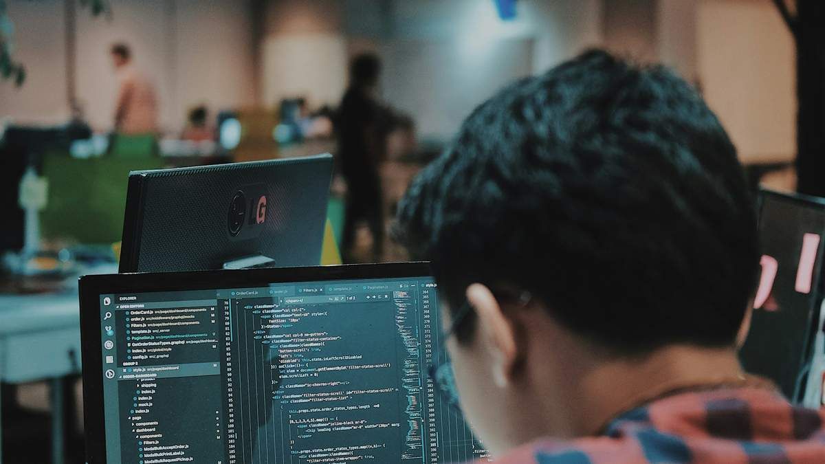 Monitorde Kod Yazan Yazilim Gelistirici