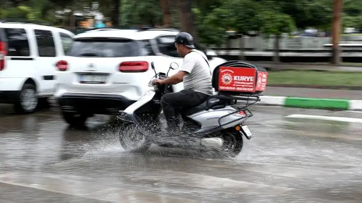 Moto Kurye Musa Demirci Anlattı Hızlı Teslimat Can Güvenliğini Zorluyor (2)