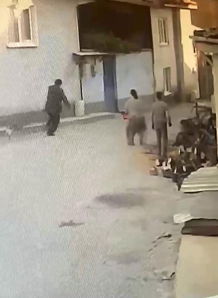 Motorlu Testere Ile Yaşlı Adamı Korkuttuğu Anlar Kamerada