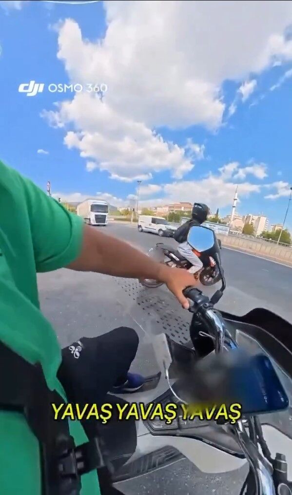 Motosikletli kadının tehlikeli çıkışı kamerada! Tırın altında kalmaktan son anda kurtuldu