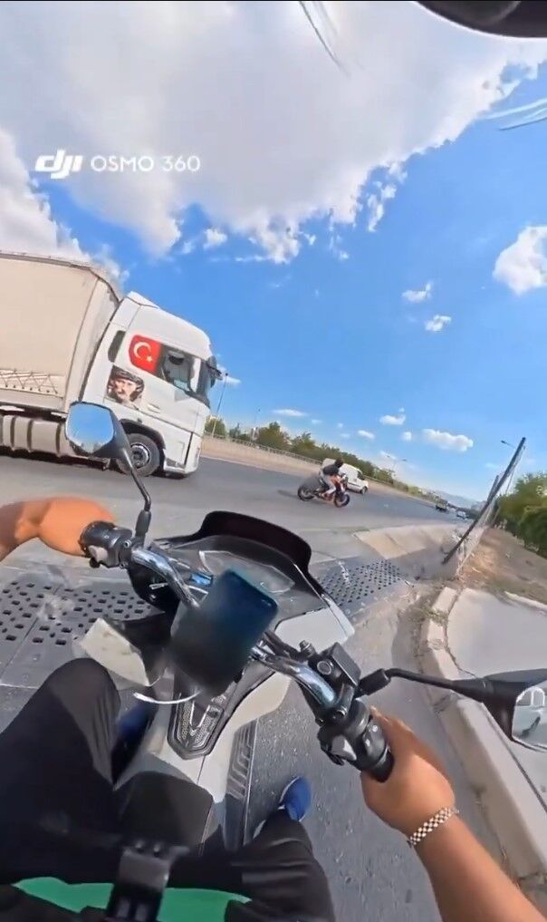 Motosikletli kadının tehlikeli çıkışı kamerada! Tırın altında kalmaktan son anda kurtuldu