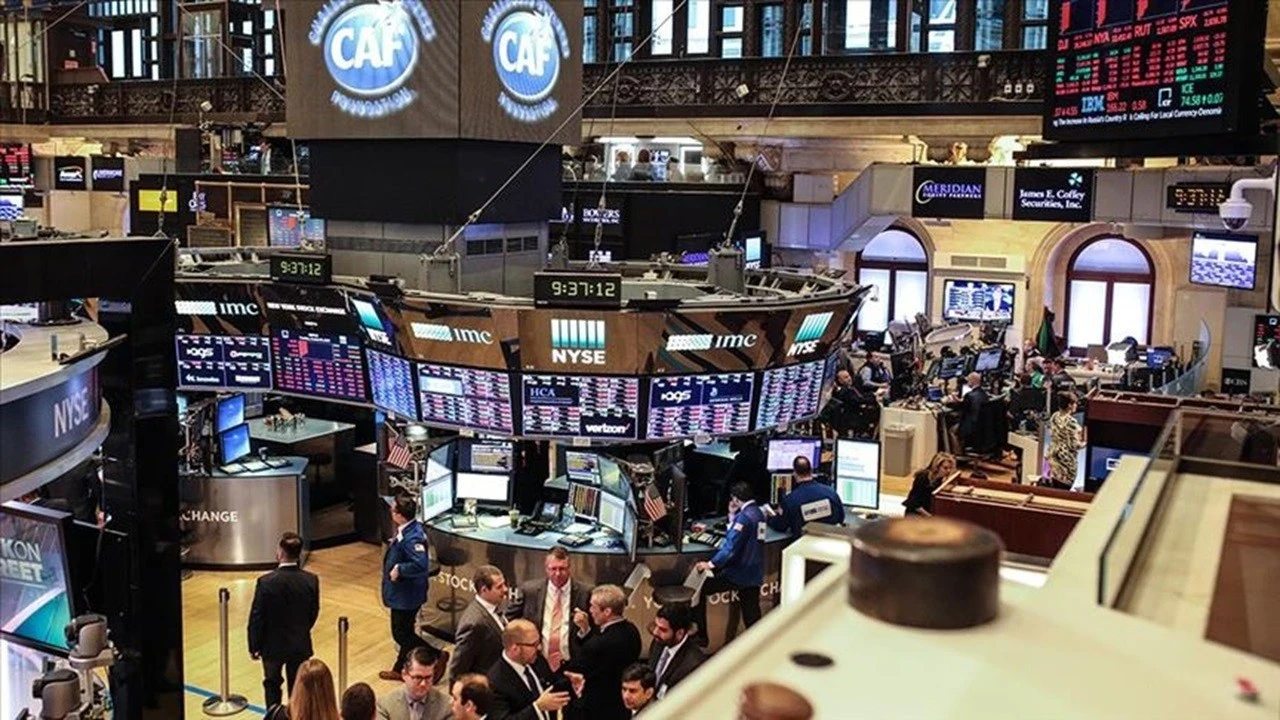 New York'ta yeni hafta karışık başladı: Gözler Fed tutanaklarında