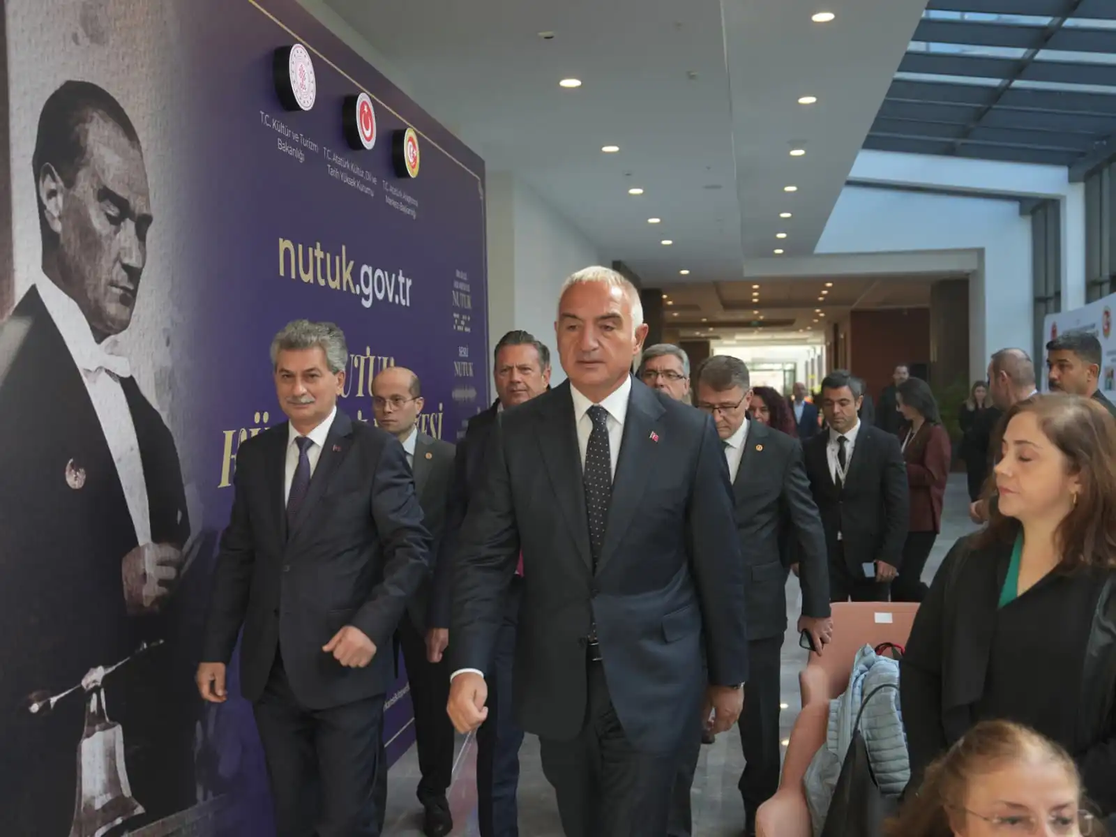 Nutuk 8 Dilde Dunyaya Aciliyor (1)