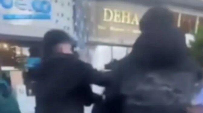 Okul çıkışı dehşet! Öğrencilerin bir çocuğu darbettiği anlar kamerada