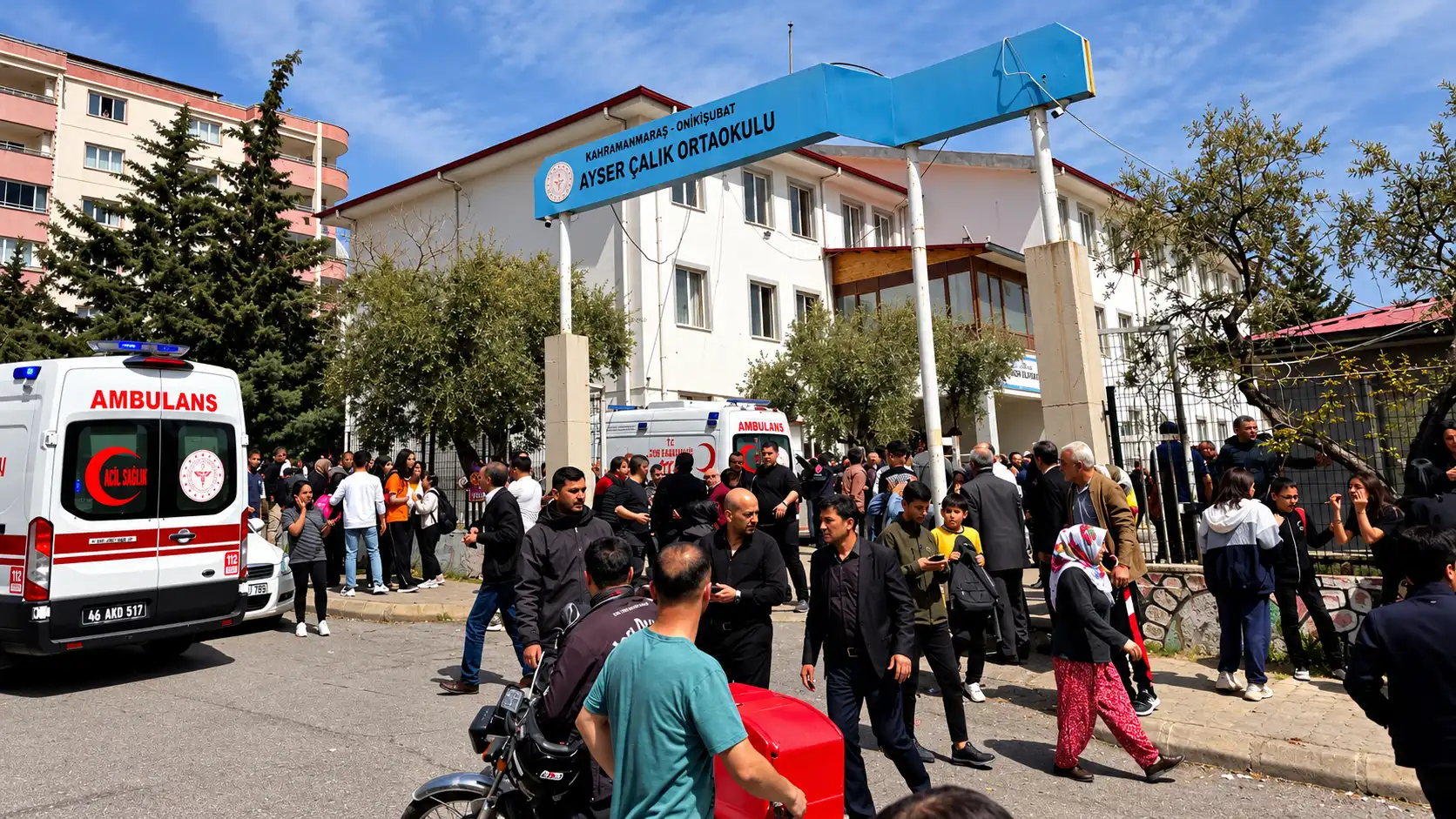Okul Önünde Acil Durum Kalabalığı