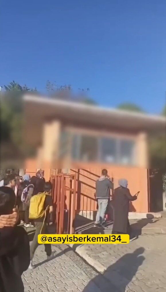 Okulda bıçaklı saldırı: Saldırganın gözaltına alındığı anlar kamerada