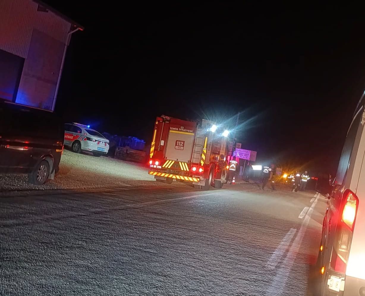 Otobüsten Inip Karşıya Geçerken Panelvan Çarptı 2 Ölü 1
