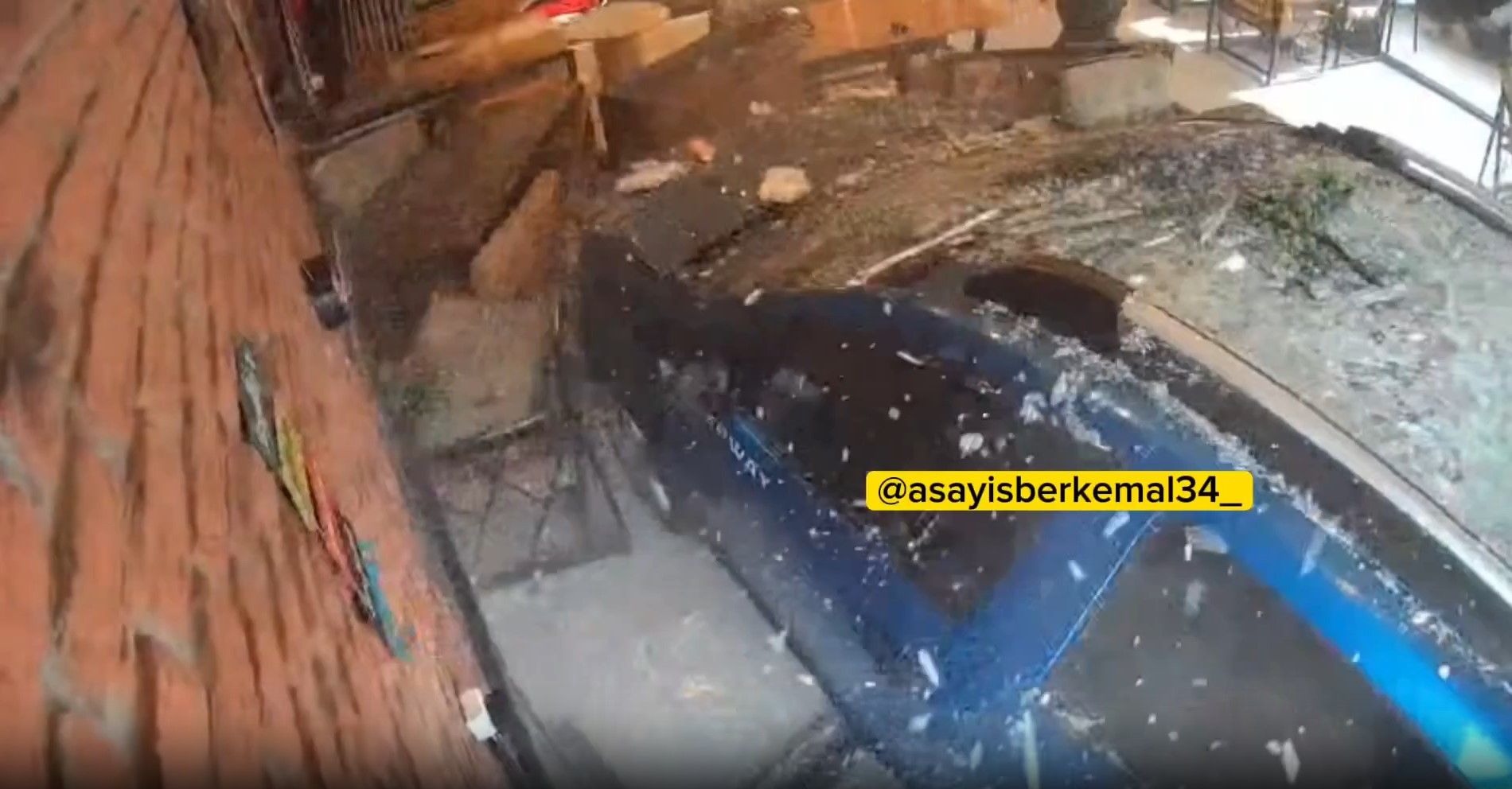Otomobil börekçiye daldı! Müşteri ölümden kıl payı kurtuldu