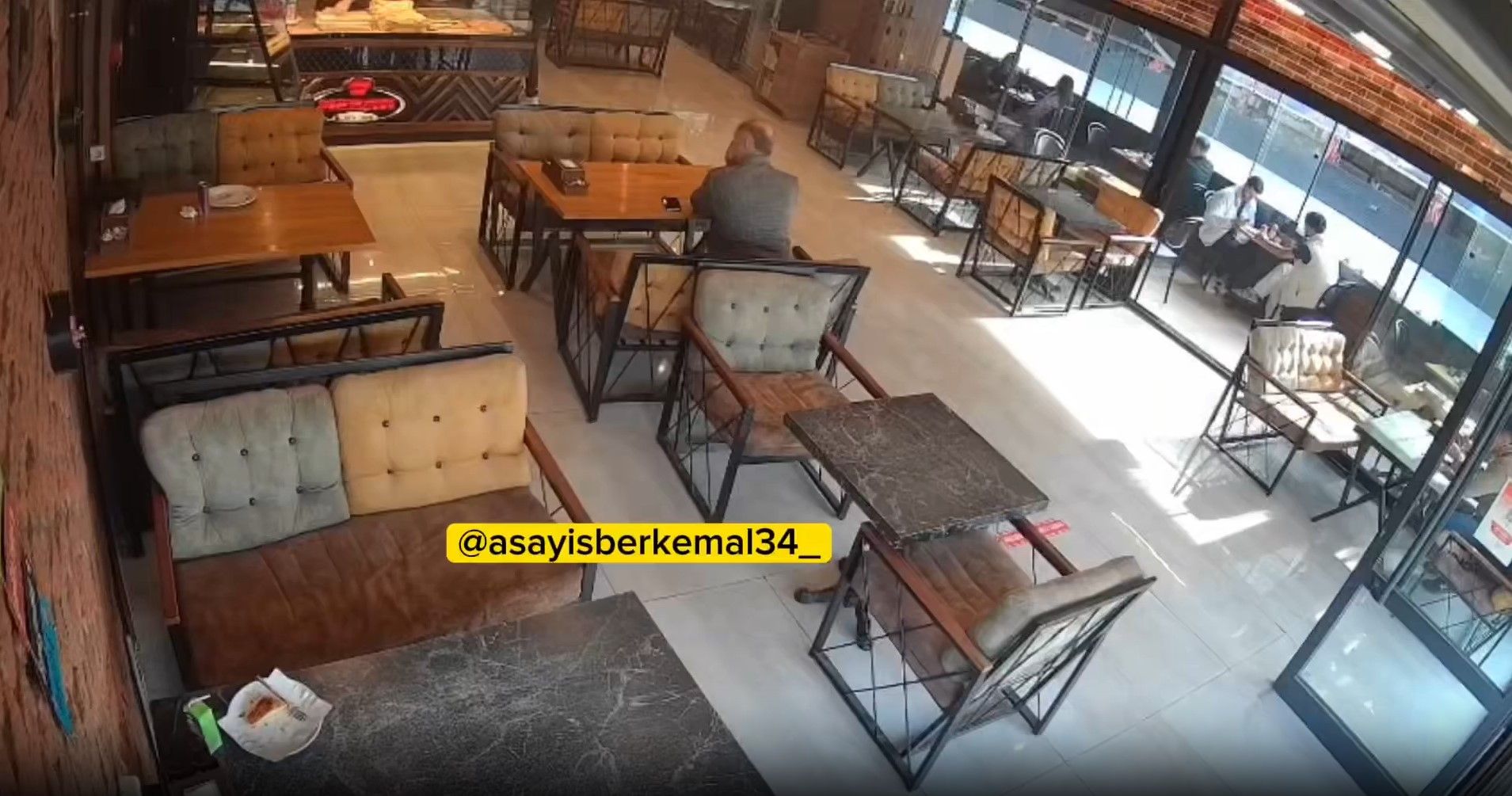 Otomobil börekçiye daldı! Müşteri ölümden kıl payı kurtuldu