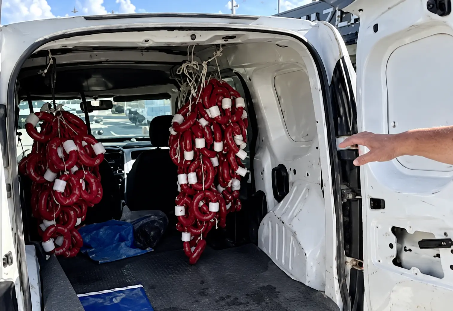 Otomobilini nakit yerine sucukla sattı! İşte takasın bedeli