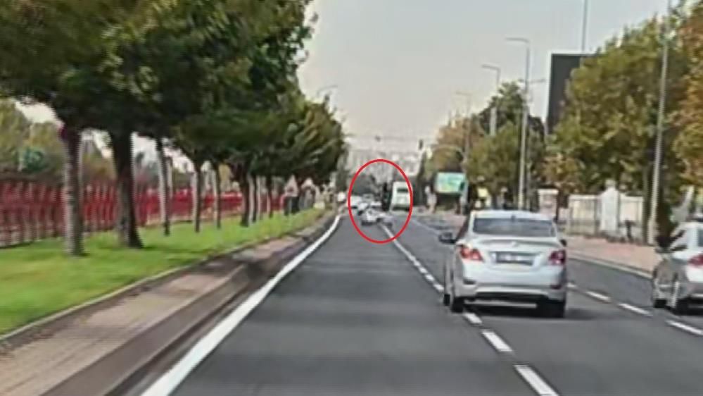 Otomobille Çarpışan Motosiklet Sürücüsü Havaya Savruldu