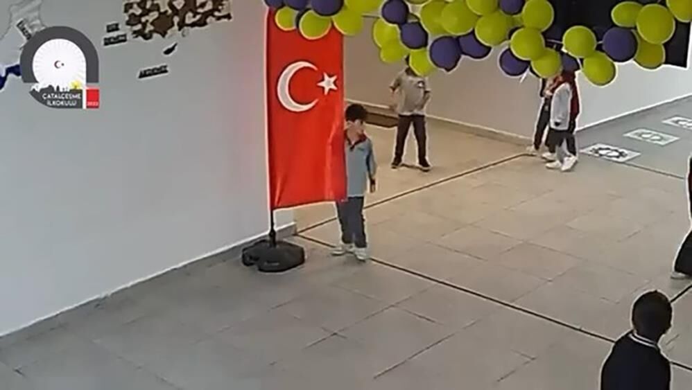 Oyun Oynarken Durdu, Bayrağı Öpüp Devam Etti