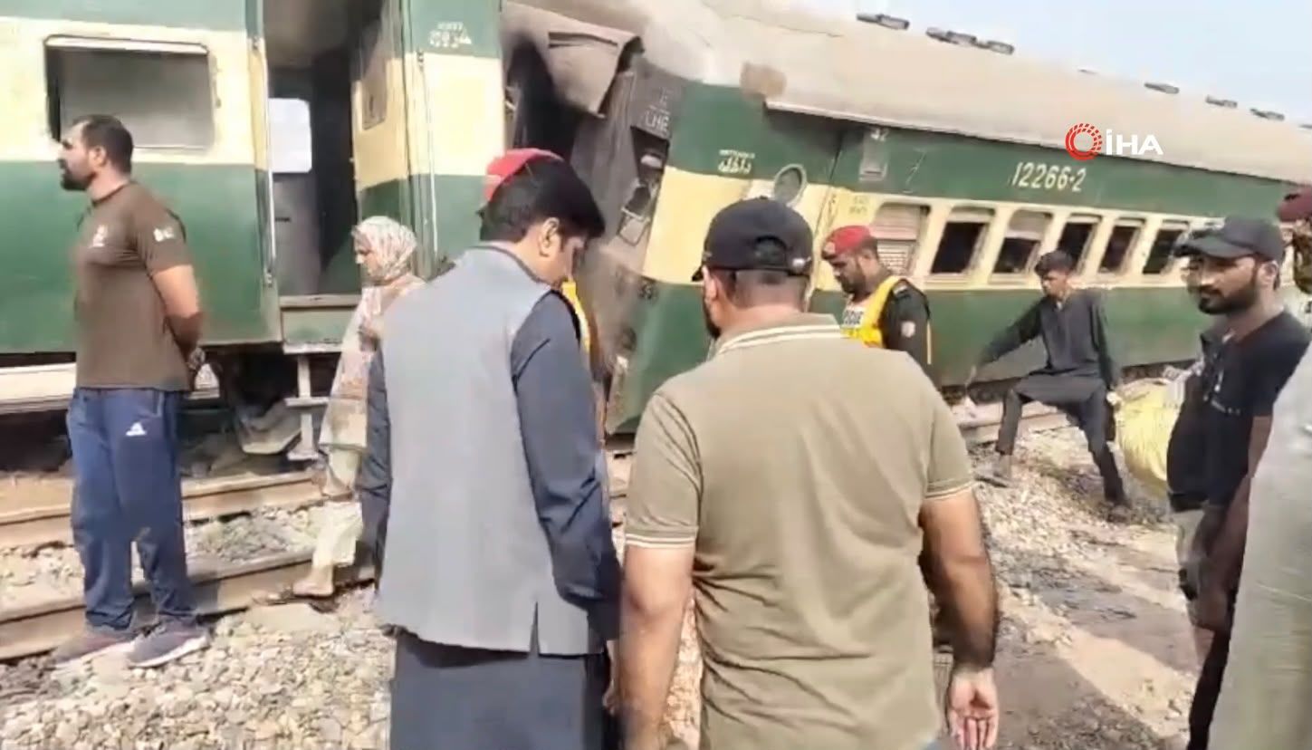 Pakistan Tren Kazası 14 Vagon Raydan Çıktı, 6 Yolcu Hayatını Kaybetti