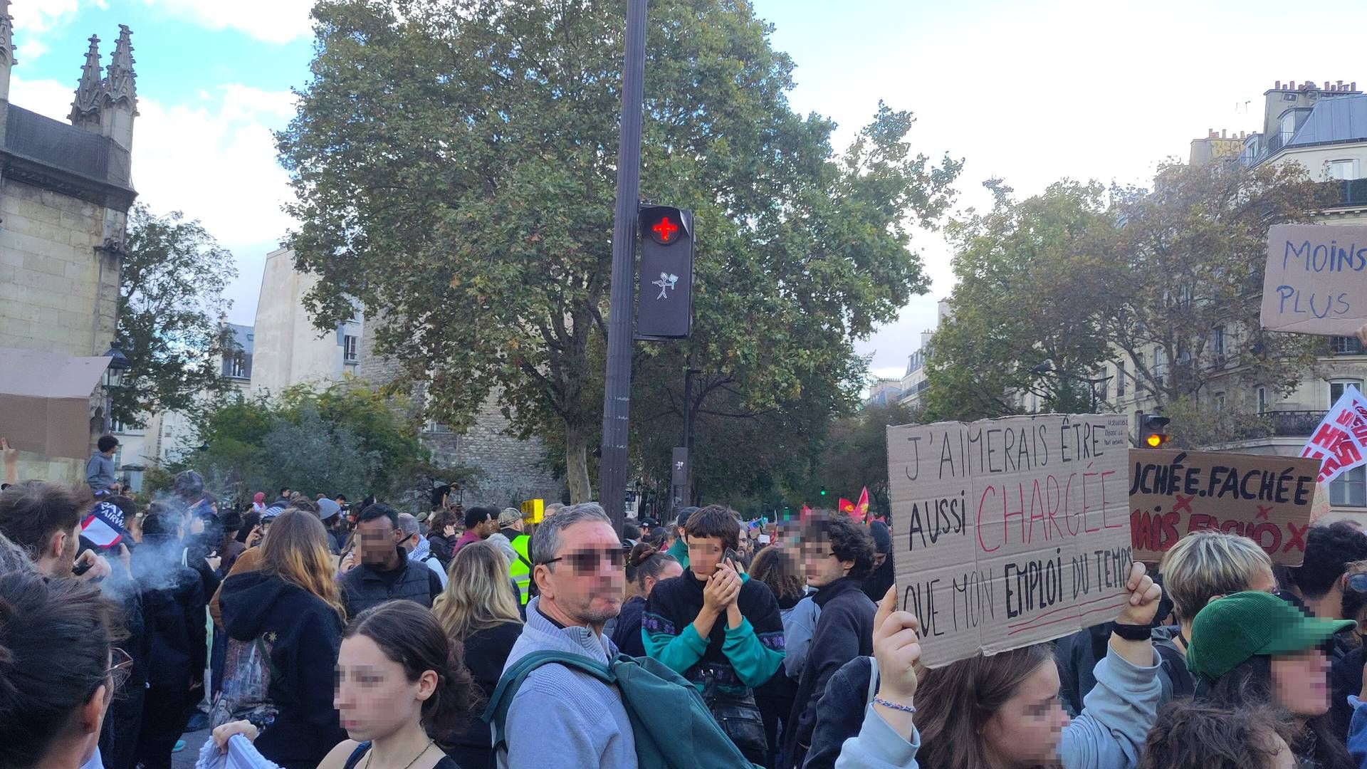 Paris 17 Ekim Yuruyusu Pankartli Kalabalik
