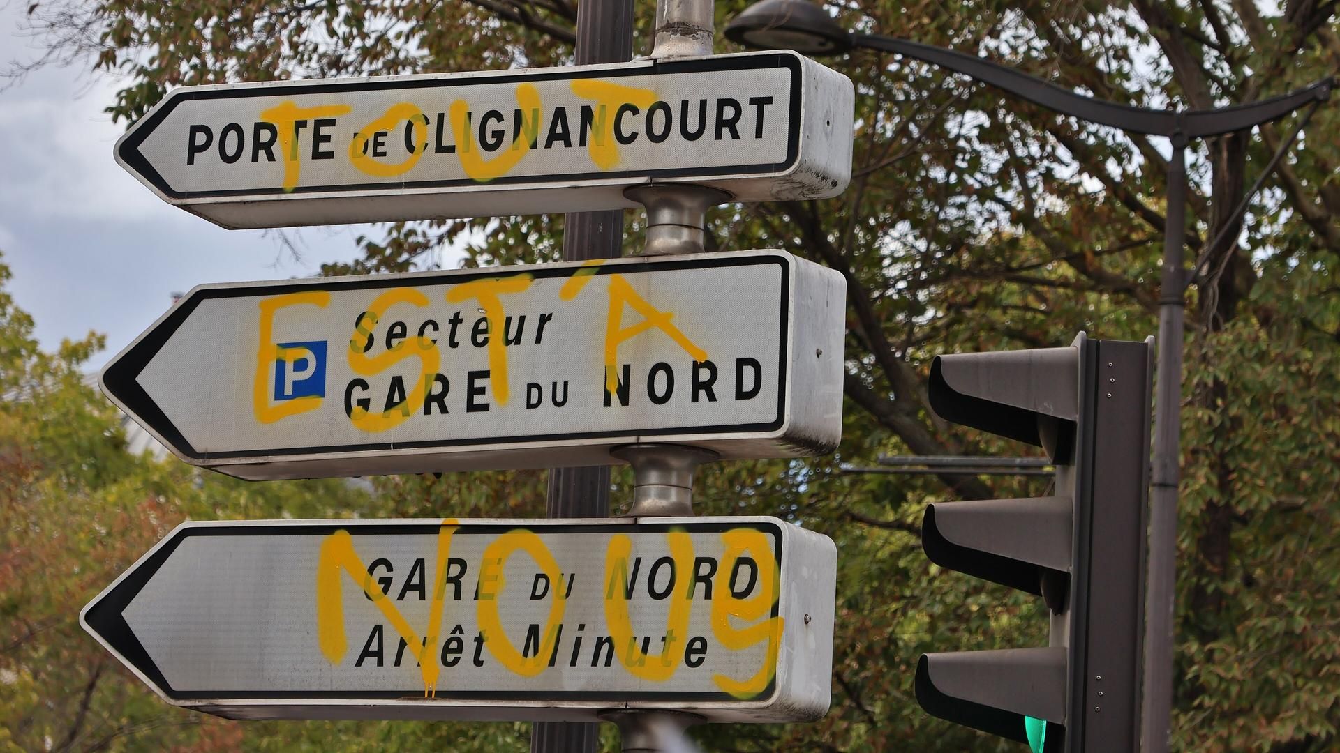 Paris Gosterisi Grafitili Yol Tabelasi Gare Du Nord