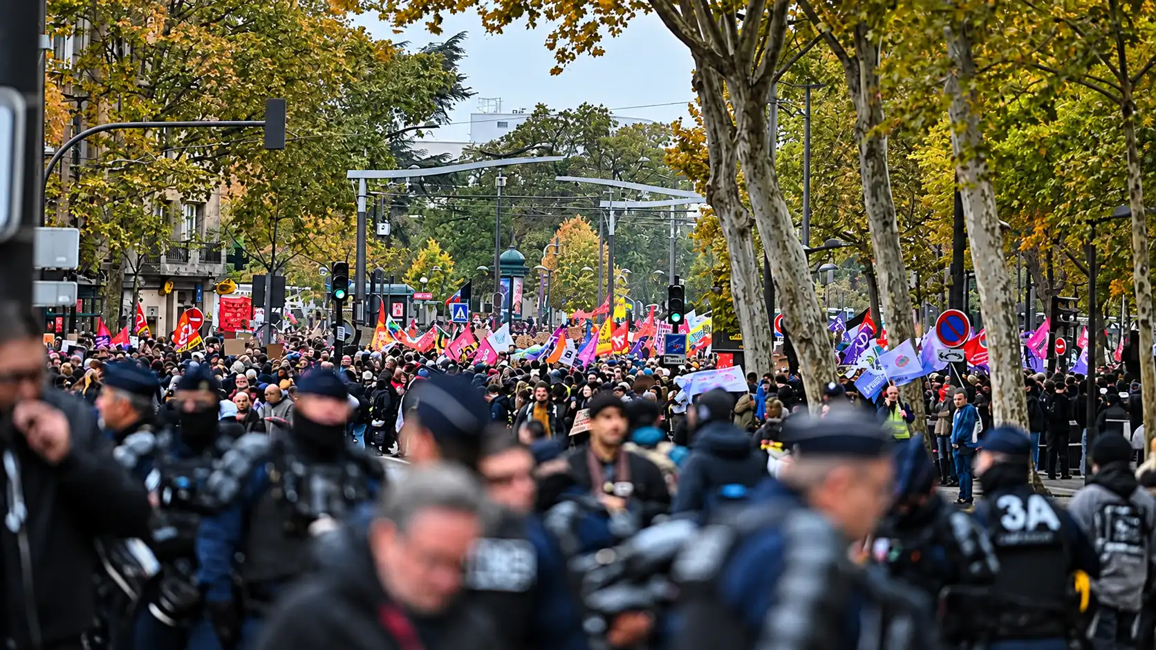 Paris’te Gösteri Güzergahı Değişti, Gece Yasağı Getirildi2