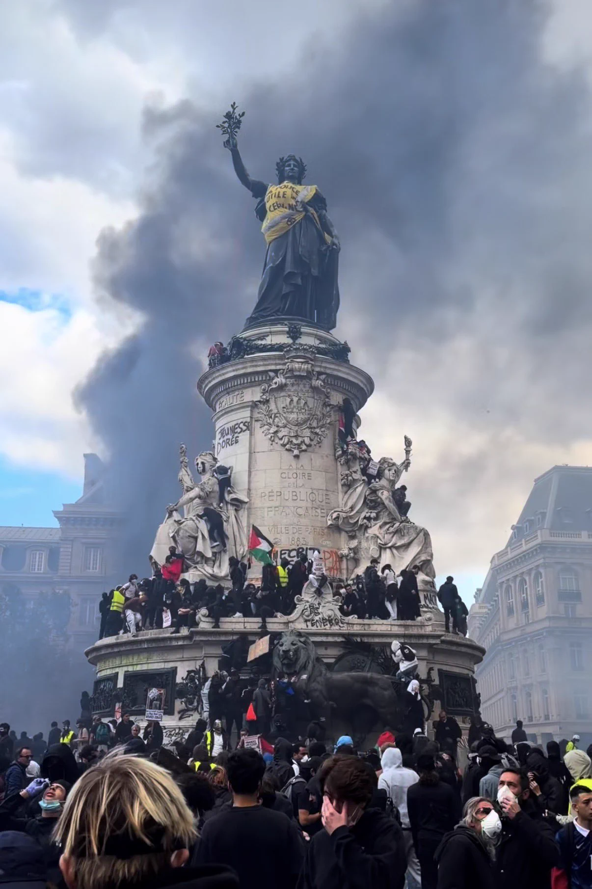Paris’teki Cumhuriyet Anıtı’na Sarı Yelek Giydirildi!