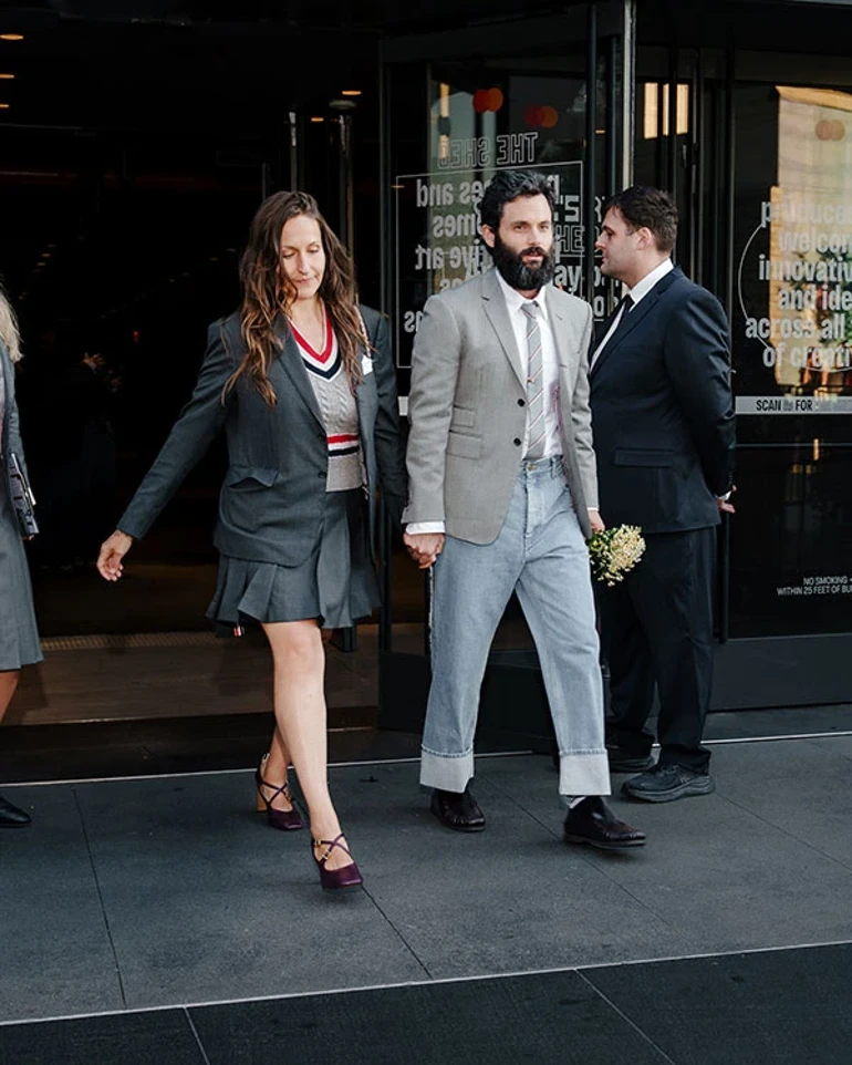 Penn Badgley’in Eşinden “Cesur Sahne” Açıklaması “Onu Ben Zorlamadım”M