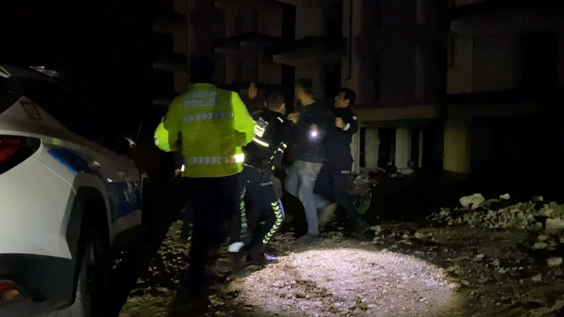 Polis durdurmak istedi, o kaçtı Yakalanınca “Sürücü ben değilim” deyip kavga ettiler