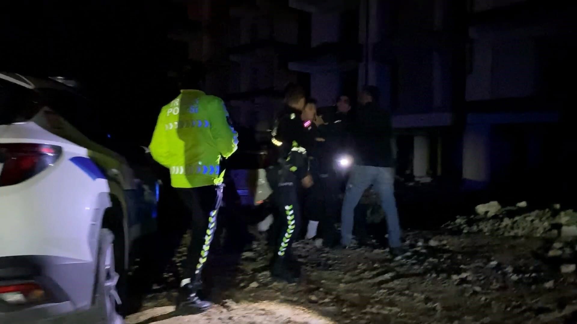 Polis durdurmak istedi, o kaçtı Yakalanınca “Sürücü ben değilim” deyip kavga ettiler