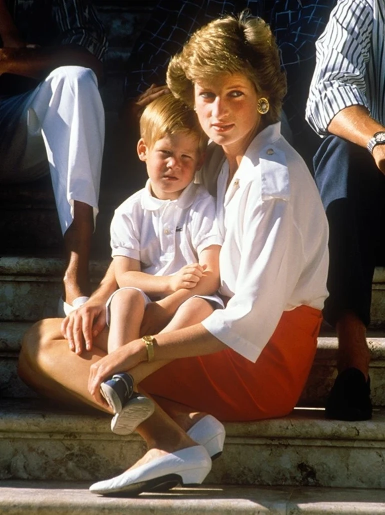 Prens Harry Annesi Prenses Diana'nın Fotoğrafıyla Konuştuğunu Anlattı