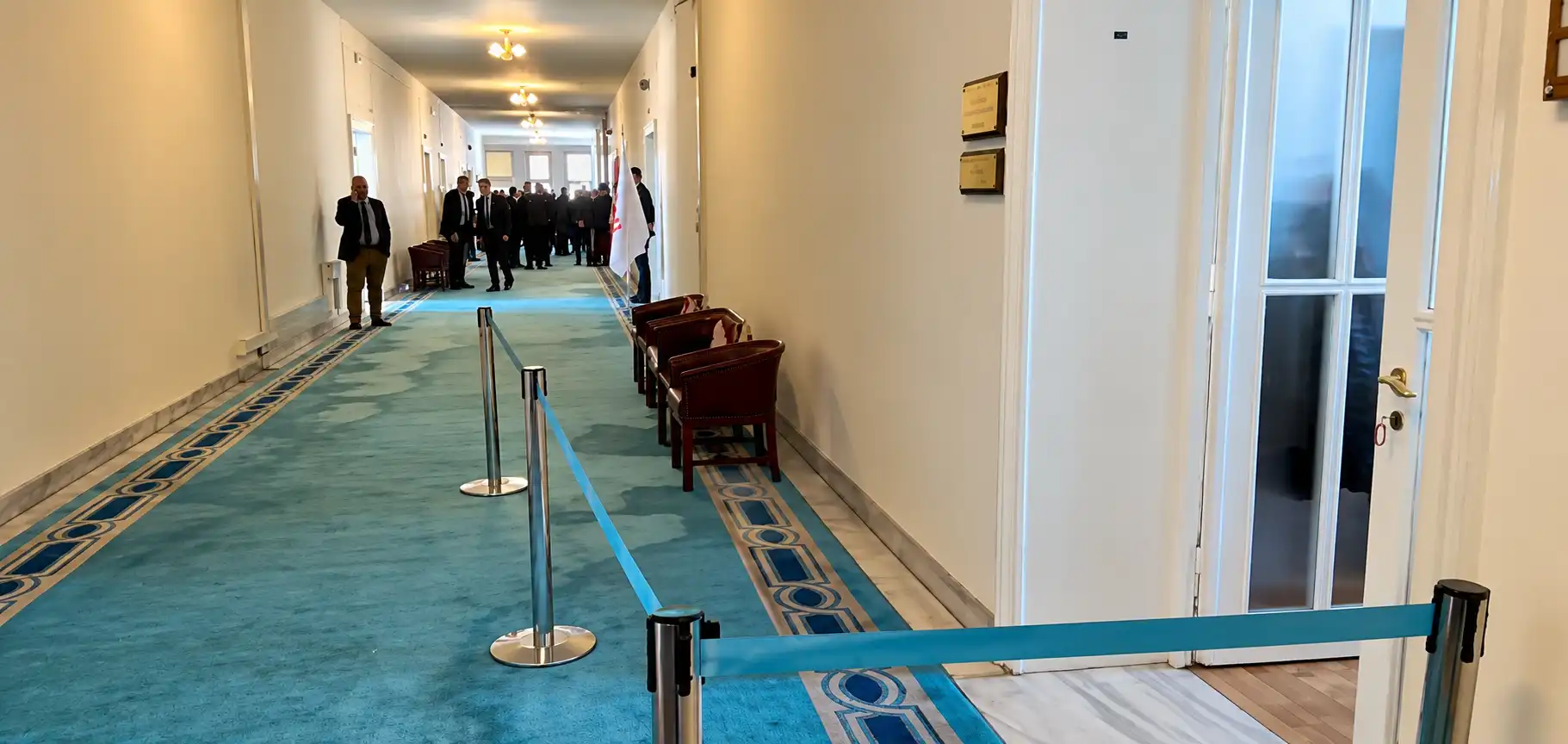TBMM koridorunda bantlı engel: siyasi nezaket tartışması