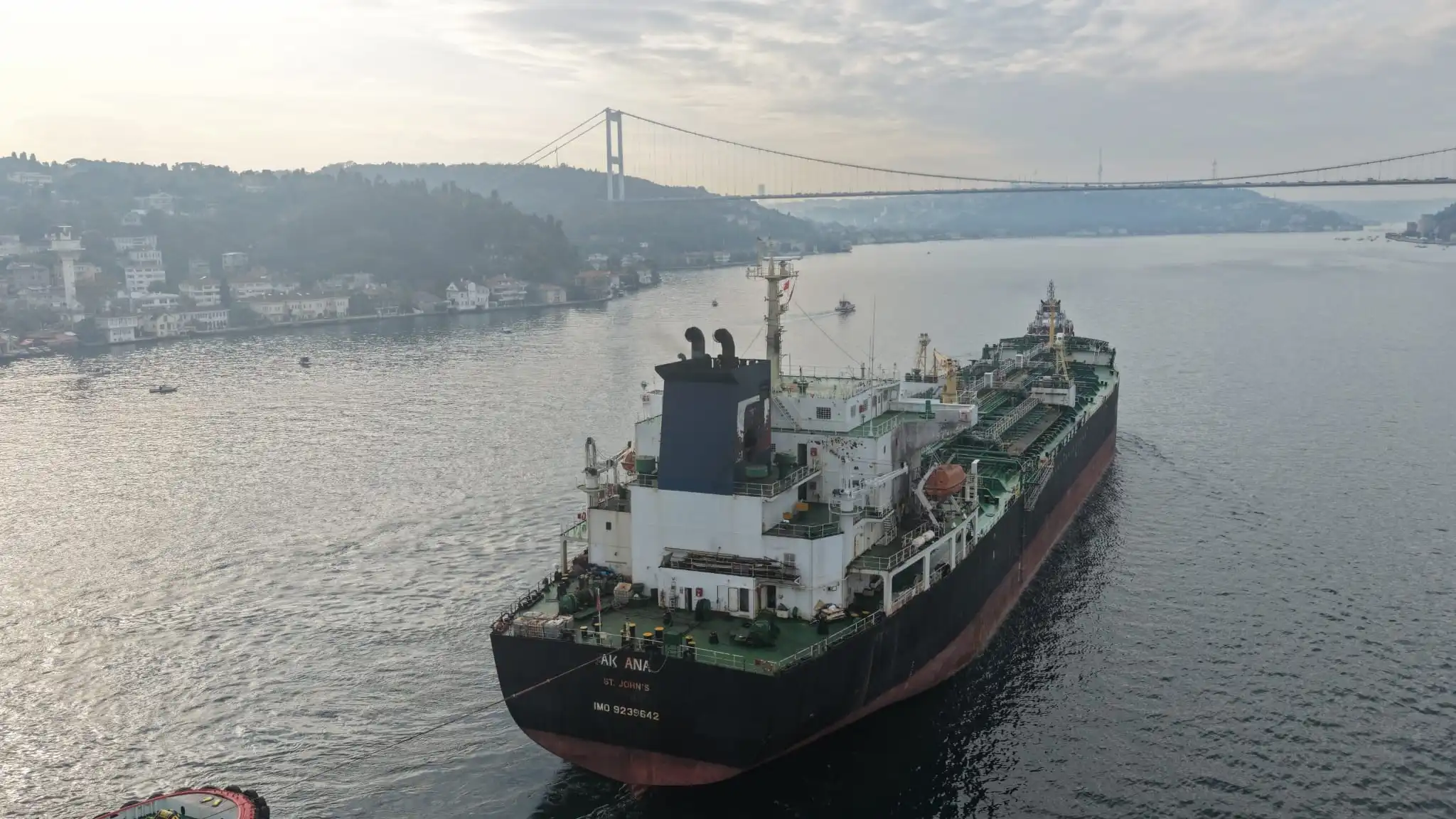 Saldırıya Uğrayan Ak Ana Tankeri İstanbul Boğazı’ndan Geçti (3)