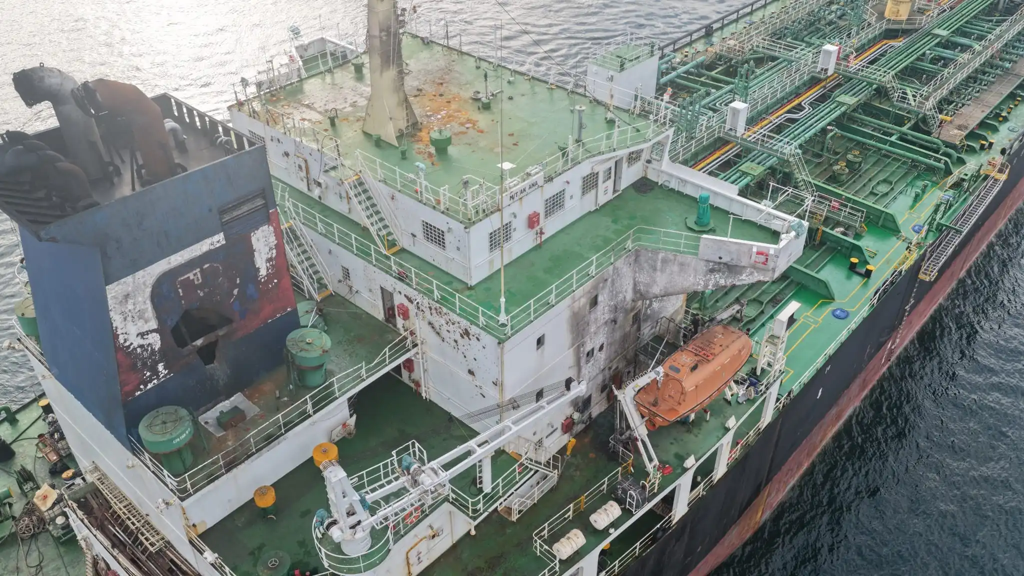 Saldırıya Uğrayan Ak Ana Tankeri İstanbul Boğazı’ndan Geçti (4)
