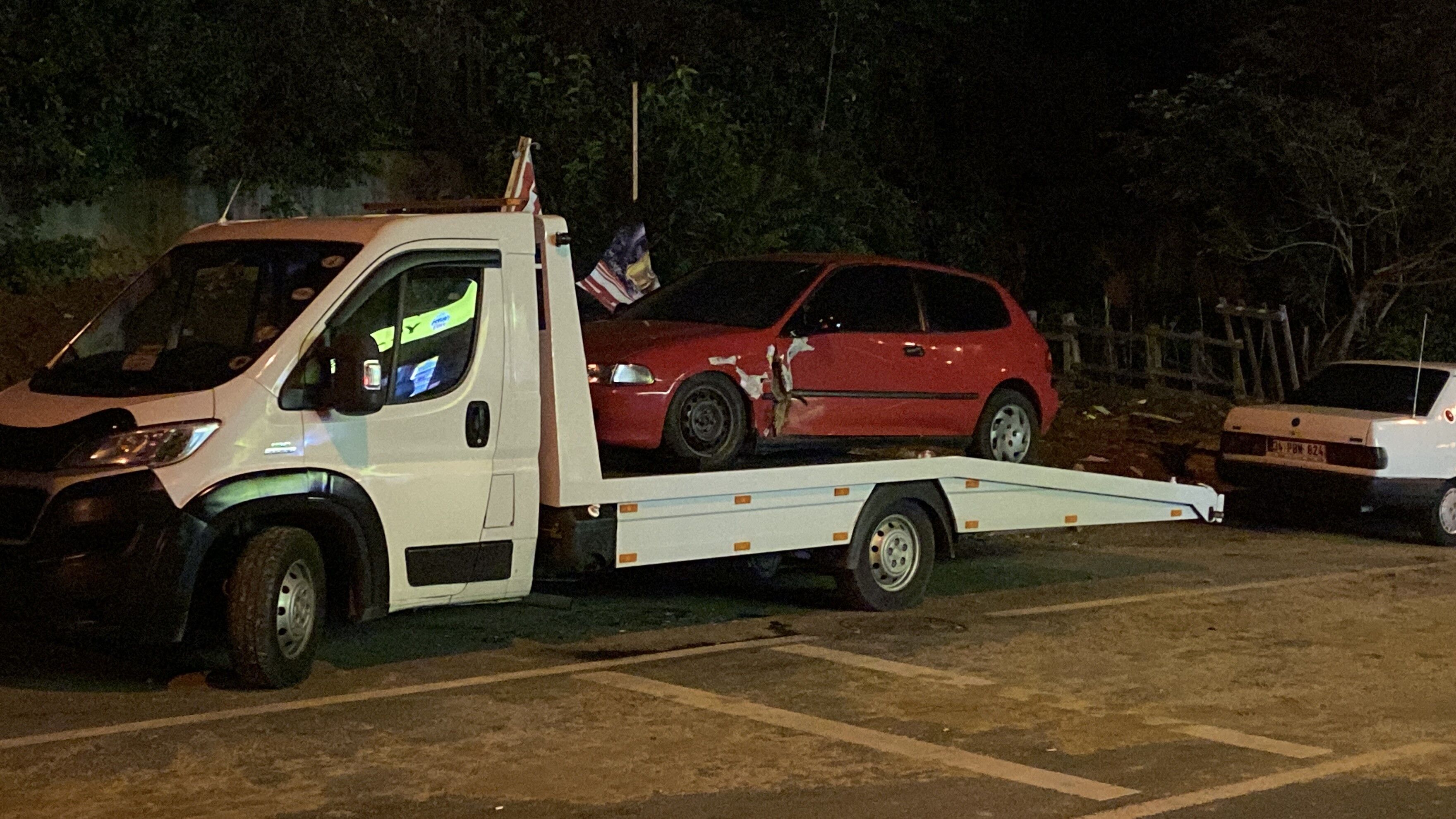 Sarıyer’de Otomobil Park Halindeki 6 Araca Çarpt (1)