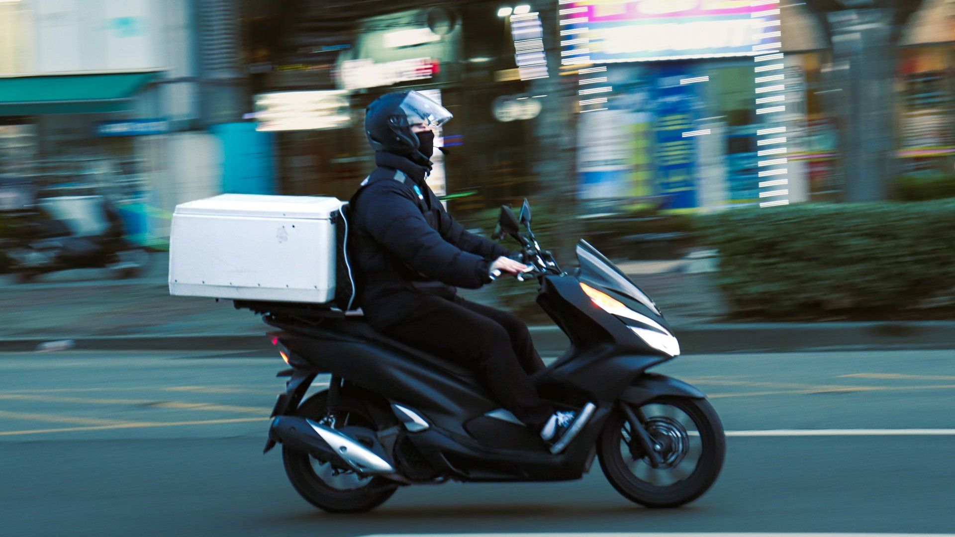 Sehir Trafiginde Scooterla Teslimat Yapan Kurye