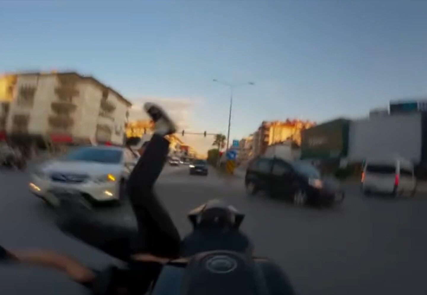 Şerit değiştirip sola dönmek istedi! Motosikletli kazadan kaçamadı