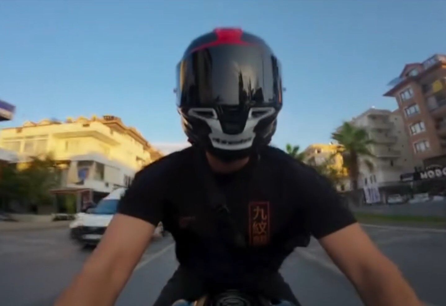 Şerit değiştirip sola dönmek istedi! Motosikletli kazadan kaçamadı